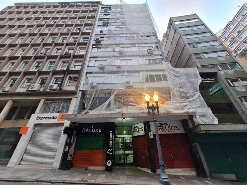 O CONJUNTO nº 204 do Edifício Centro Médico Dr. Egás Moniz, à Rua dos Andradas n - Porto Alegre/RS RS - lance mínimo R$ 140.000