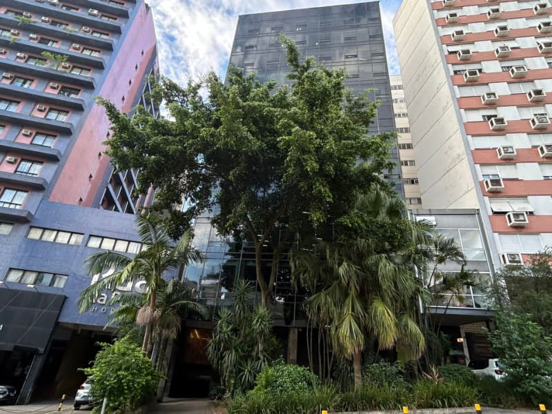 O CONJUNTO número 701 do Edifício Tribuno, sito na rua Riachuelo nº 1.098, local - Porto Alegre/RS RS - lance mínimo R$ 310.000