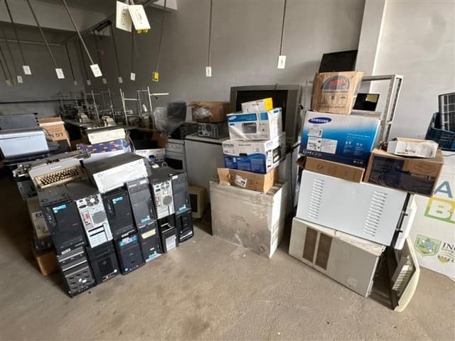 SUCATA DIVERSAS CADEIRAS, CPU, IMPRESSOR - leilão extrajudicial - Não informado BR - avaliação R$ 2.600
