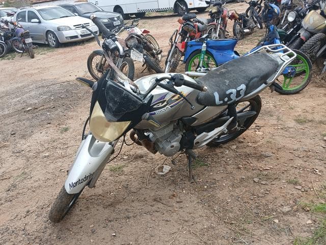 SUCATA APROVEITÁVEL COM MOTOR INSERVÍVEL - Não informado BR - avaliação R$ 100