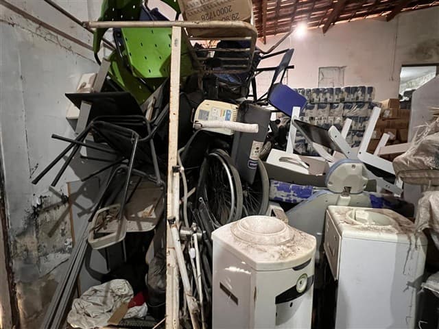 SUCATAS DIVERSAS CADEIRAS, BEBEDOURO, AR - leilão extrajudicial - Não informado BR - avaliação R$ 1.500