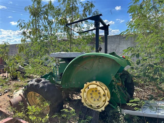 SUCATA TRATOR DE PNEU JOHN DEERE, Nº CHA - leilão extrajudicial - Não informado BR - avaliação R$ 2.000