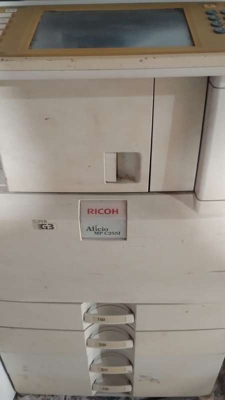 01 (uma) impressora A3, Marca R/COH, modelo HPC 2551, cor cinza, avaliada em R$ - leilão judicial - Não informado BR - lance mínimo R$ 1.250