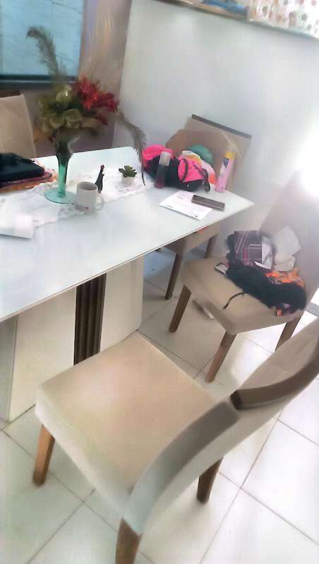 Item 001: CADEIRAS A) 06 (seis) cadeiras de cor bege (estofadas do conjunto da m - Não informado BR - lance mínimo R$ 2.520