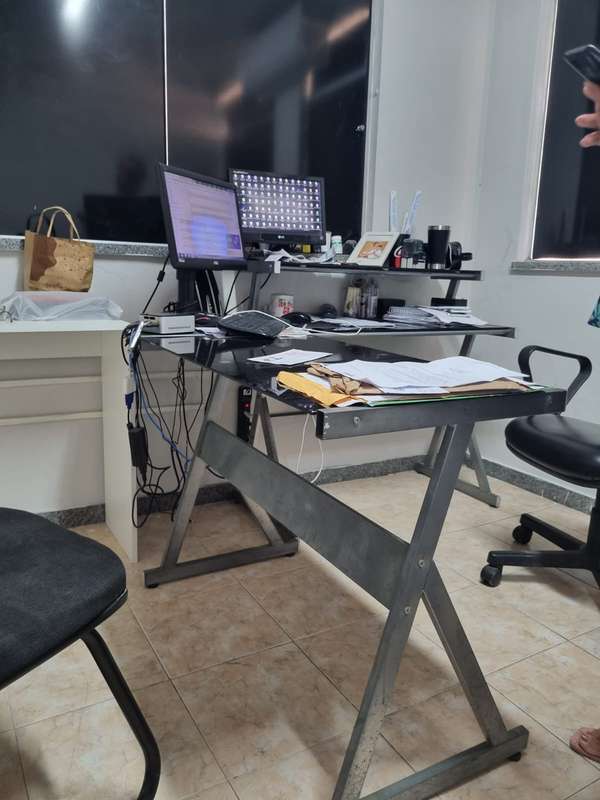 Item 001: MESA A) 01 (uma) mesa com base de ferro e tampão de vidro preto, avali - Não informado BR - lance mínimo R$ 3.868