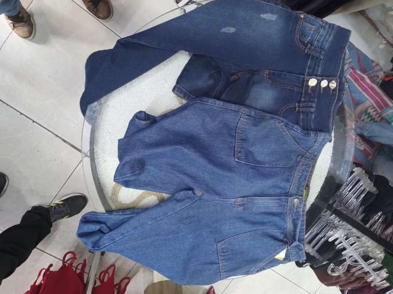 Item 001: CALÇAS FEMININAS A) 150 (cento e cinquenta) calças femininas de várias - Não informado BR - lance mínimo R$ 22.238