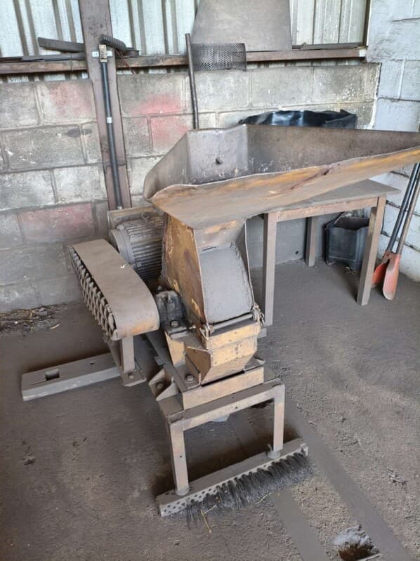 01 (UM) MOINHO DE FACAS PARA LABORATÓRIO/MINERAÇÃO, COM MOTOR ELÉTRICO KOHLBACH, 220 – 254 - leilão judicial - Não informado BR - lance mínimo R$ 12.000