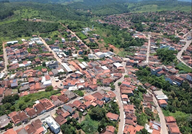 PARTE DE UM LOTE URBANO, SITUADO À RUA DEMERVAL PIMENTA, S/N, CENTRO, EM SANTA MARIA DO SU - leilão extrajudicial - Santa Maria do Suaçuí MG - lance mínimo R$ 10.800