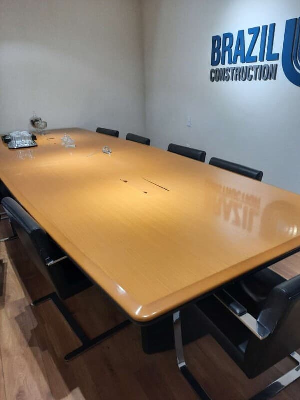 01 (UMA) MESA DE REUNIÃO, MEDINDO 4,00 X 1,50 M, TAMPO DE MADEIRA COM DUAS CAIXAS DE TOMAD - leilão judicial - Não informado BR - lance mínimo R$ 11.500