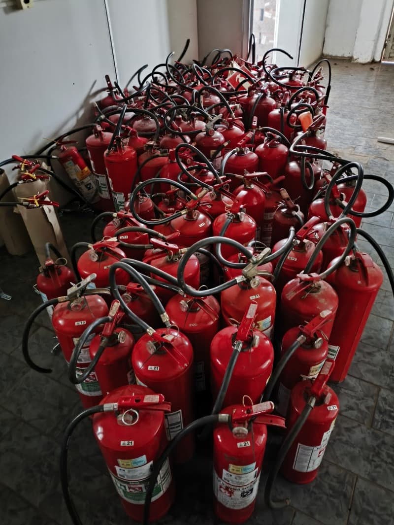 EXTINTORES DE INCÊNDIO DE ÁGUA PRESSURIZADA COM CAPACIDADE DE 10 LITROS E TIPO PÓ QUÍMICO, TOTALIZAN... - leilão extrajudicial - Não informado BR - lance mínimo R$ 200