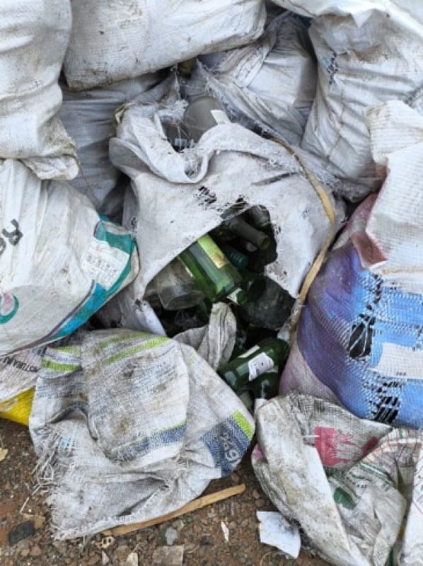 APROX. 600 KG DE VIDRO MISTO VARIADO USADO DIVERSAS CORES E TAMANHOS, SEM AS DEVIDAS MEDIDAS DE HIGI... - leilão extrajudicial - Não informado BR - lance mínimo R$ 60