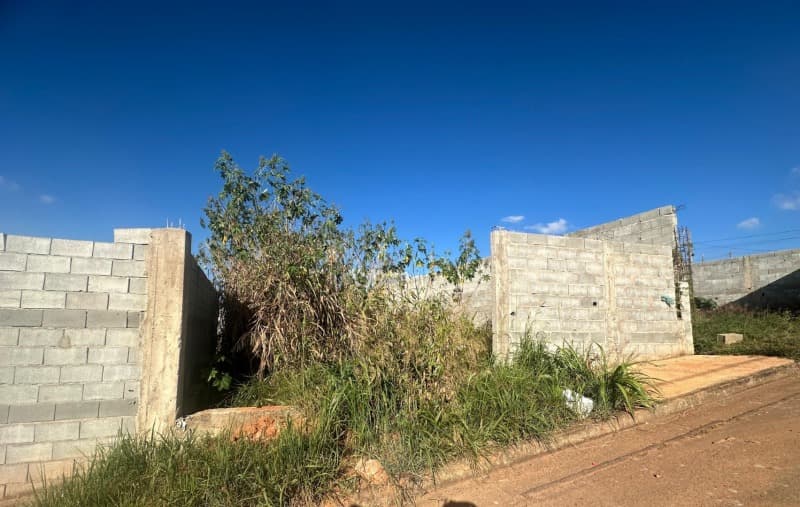 Um terreno urbano, com a área de 512,46m², situado nesta cidade de Alfenas - MG, na Rua Guaicuru, co... - leilão extrajudicial - Alfenas MG - lance mínimo R$ 84.775