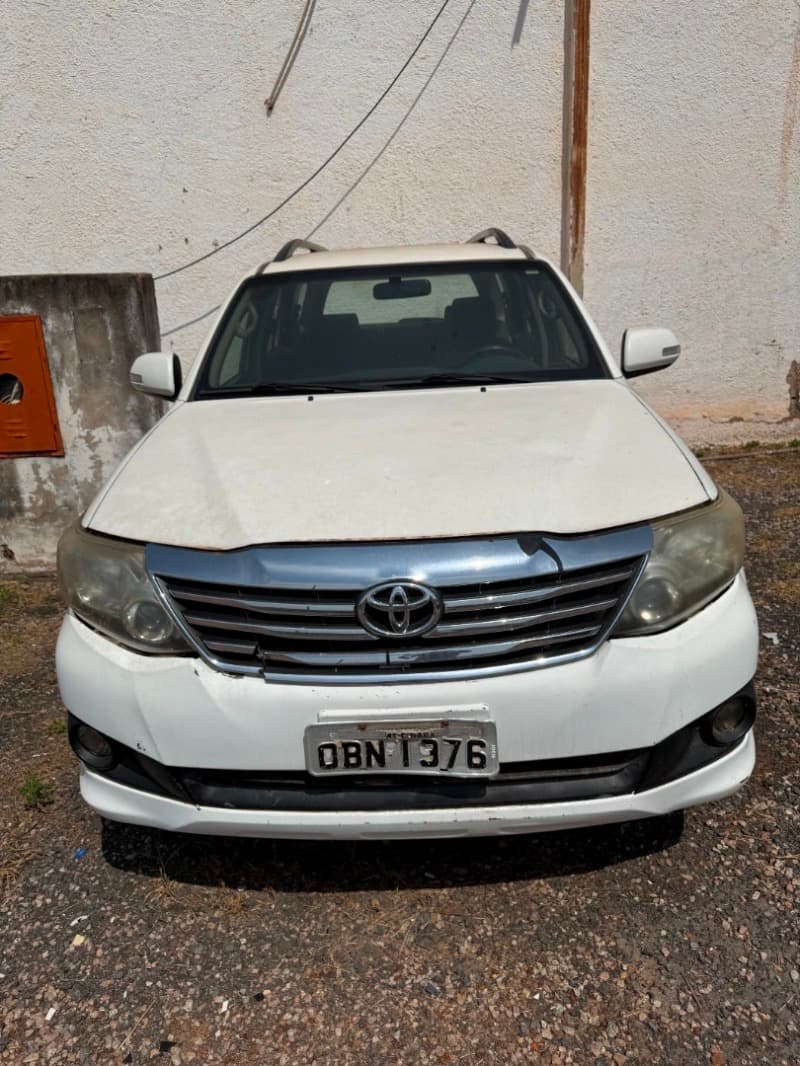TOYOTA HILUX SW4 4X2SR 2013 (modelo 2014) de cor Branca, final de chassi 5005839 - leilão extrajudicial - Cuiabá / MT MT - lance mínimo R$ 38.000