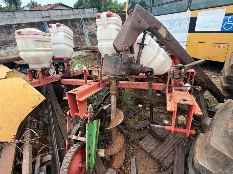 Plantadeira Kohler 4 linhas, plaqueta 1778 - leilão extrajudicial - Não informado BR - lance mínimo R$ 800