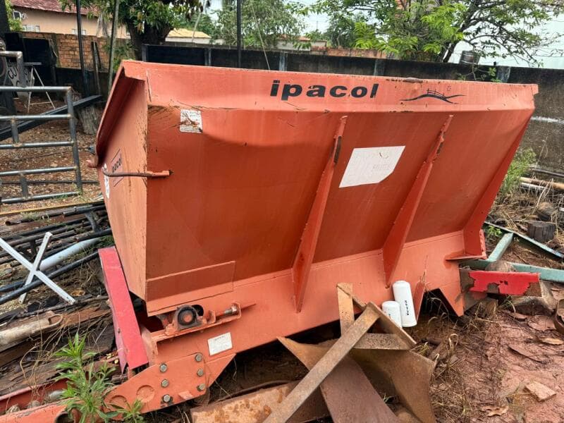 Calcareadeira Ipacol, cor vermelha - leilão extrajudicial - Não informado BR - lance mínimo R$ 1.000