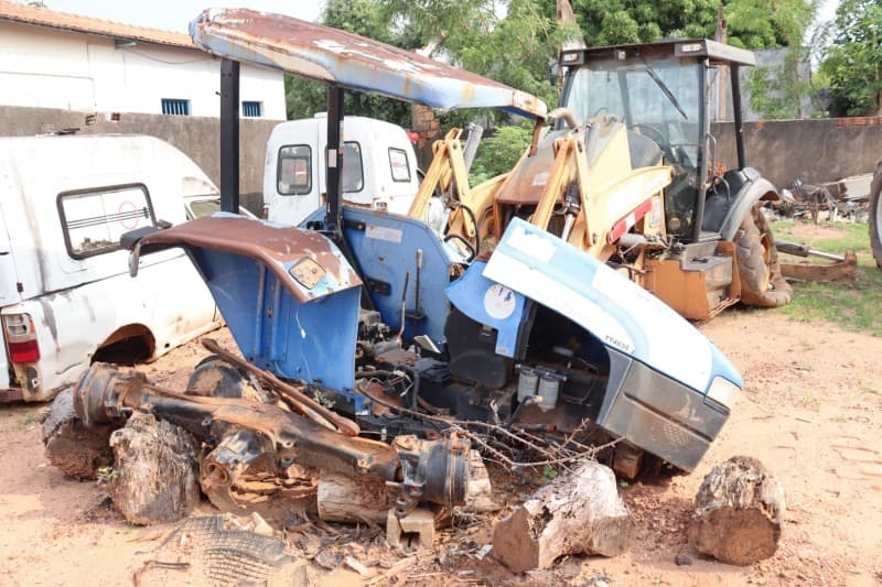 SUCATA TRATOR NEW HOLLAND TT4030 - leilão extrajudicial - São Sebastião do Tocantins / TO TO - lance mínimo R$ 6.000