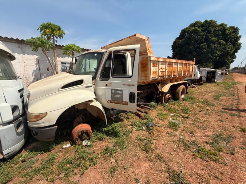 caminhão INTERNATIONAL 4400 6X2 2011 (modelo 2012) de cor Branca, final de chass - leilão extrajudicial - Cuiabá / MT MT - lance mínimo R$ 20.000