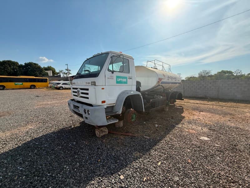 caminhão VOLKSWAGEN 17.180 EURO3 WORKER 2011 (modelo 2012) de cor Branca, final - leilão extrajudicial - Não informado BR - lance mínimo R$ 42.000