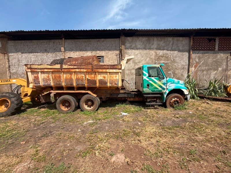 caminhão INTERNATIONAL 4400 6X2 2011 (modelo 2012) de cor Branca, final de chass - leilão extrajudicial - Cuiabá / MT MT - lance mínimo R$ 17.000