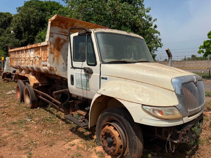 caminhão INTERNATIONAL 4400 6X2 2011 (modelo 2012) de cor Branca, final de chass - leilão extrajudicial - Cuiabá / MT MT - lance mínimo R$ 22.000