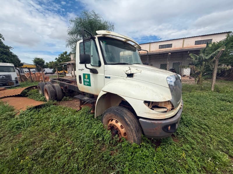 caminhão INTERNATIONAL 4400 6X2 2011 (modelo 2012) de cor Branca, sucata inserv - leilão extrajudicial - Não informado BR - lance mínimo R$ 10.000