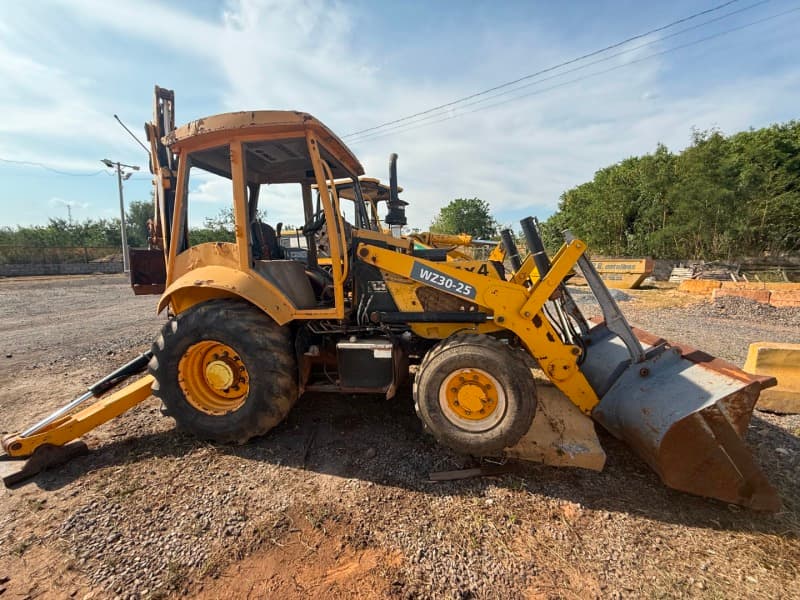 Retroescavadeira Backhoe Loader, modelo WZ30-25 SERIE 11063, ANO 2011 - leilão extrajudicial - Cuiabá / MT MT - lance mínimo R$ 40.000