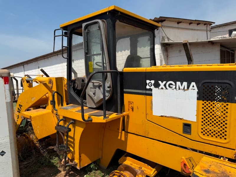 CHASSI PÁ CARREGADEIRA XGMA, COR AMARELA XG93211 - leilão extrajudicial - Cuiabá / MT MT - lance mínimo R$ 15.000