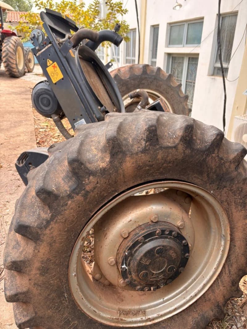 TRATOR MAHINDRA 4X4 cor vermelha desmontado (sec Agricultura) - leilão extrajudicial - Cuiabá / MT MT - lance mínimo R$ 15.000