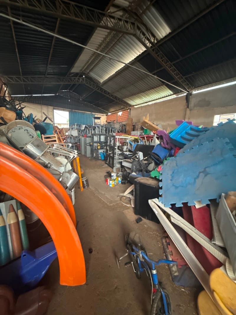 Aparelhos musicais, mesas, cadeiras escolares, cadeiras de madeira, armários, it - leilão extrajudicial - Não informado BR - lance mínimo R$ 3.000