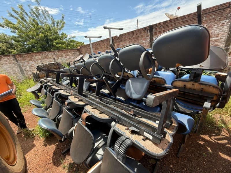 MOVEIS INSERVIVEIS: mesas, cadeiras, longarinas. - leilão extrajudicial - Não informado BR - lance mínimo R$ 600