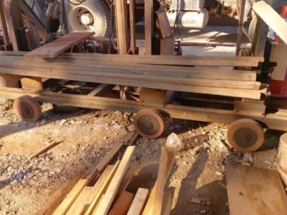 01)Transportadora de toras com 4 metros, reavaliada em R$18.000,00 (dezoito mil - leilão judicial - Não informado BR - lance mínimo R$ 68.500