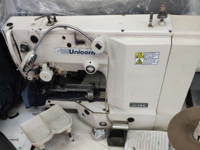 01)01 máquina botoneira mecânica SIRUBA PK511-U, funcionando, com cerca de cinco - leilão judicial - Não informado BR - lance mínimo R$ 11.000