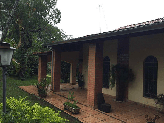 Casa - Jarinu - SP - Residencial,Comercial - Avenida Santa Tereza De Jesus, 280, 1 Vaga De Garagem Determinada, Caiocara, Jarinu, SP, 13240000. Casa, Padrão, Ocupado, 1 vaga (s) de garagem. Área(s): 11,995 m² de área total, 11995 m² de área terreno, 513,8 m² de área construída. Matrícula(s): 85.787. Cartório: CRI DE ATIBAIA. Inscrição da Prefeitura: 0130.001.0002.10-0. A ARREMATAÇÃO NÃO CONTEMPLA BENS MÓVEIS, VEÍCULOS E QUAISQUER OBJETOS QUE EVENTUALMENTE APAREÇAM NAS IMAGENS. - leilão extrajudicial - Não informado BR - lance mínimo R$ 573.000