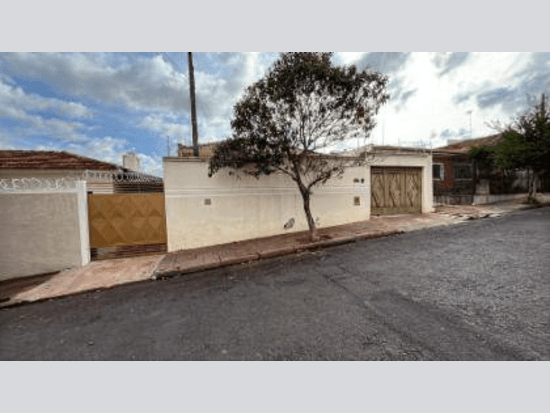 Casa - Araraquara - SP - Residencial,Comercial - Avenida Francisco Serafim, 87, Laurini, Araraquara, SP, 14807014. Casa, Padrão, Ocupado. Área(s): 220 m² de área terreno, 132 m² de área construída. Matrícula(s): 69.749. Cartório: 1 CRI ARARAQUARA. Inscrição da Prefeitura: 10.105.005.00. A ARREMATAÇÃO NÃO CONTEMPLA BENS MÓVEIS, VEÍCULOS E QUAISQUER OBJETOS QUE EVENTUALMENTE APAREÇAM NAS IMAGENS. - leilão extrajudicial - Não informado BR - lance mínimo R$ 259.160