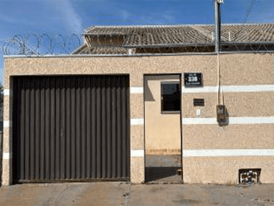 Casa - Catalão - GO - Residencial,Comercial - Rua 119, 330, Prédio 1, Setor Aeroporto, Catalão, GO, 75705600. Casa, Padrão, Desocupado, 1 vaga(s) de garagem. Área(s): 150 m² de área terreno, 103,89 m² de área construída. Matrícula(s): 62.377. Cartório: 1 CRI DE CATALÃO. Inscrição da Prefeitura: 18914. A ARREMATAÇÃO NÃO CONTEMPLA BENS MÓVEIS, VEÍCULOS E QUAISQUER OBJETOS QUE EVENTUALMENTE APAREÇAM NAS IMAGENS. - leilão extrajudicial - Não informado BR - lance mínimo R$ 309.600