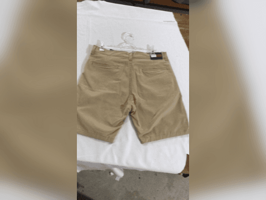 Lote contendo 100 peças de Bermuda Tommy Hilfiger - Conjunto de Bens Diversos - Rua Gabiroba BOTUVERÁ SC - lance mínimo R$ 5.500