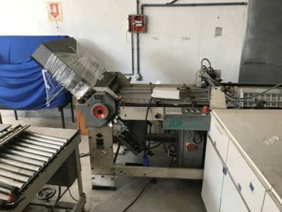 DOBRADEIRA DE PAPEL, MARCA A. ULDERIGO ROSSI, MODELO T-56, COM ESTAÇÃO DE 4 BOLSAS SÉRIE 375 (561090), ESTAÇÃO DE 4 BOLSAS SÉRIE 376 (562065), E ESTAÇÃO DE DOBRA POR FACA SÉRIE 377 (563079), COR BRANCA - Informática,Conjunto de Bens Diversos - R. Cel. Aparício Borges PORTO ALEGRE RS - lance mínimo R$ 55.346