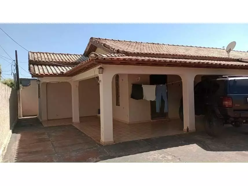 Casa à venda em leilão - leilão extrajudicial - Piacatu SP - lance mínimo R$ 316.800