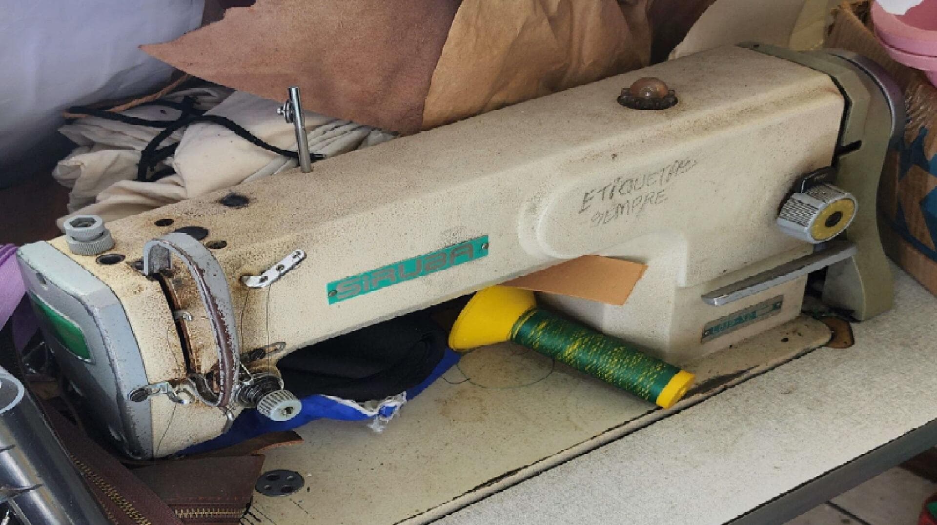 01 máquina de costura da marca Siruba - leilão judicial - Não informado BR - lance mínimo R$ 1.200