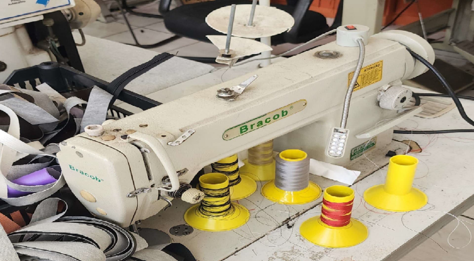 01 máquina de costura da marca Bracob - leilão judicial - Não informado BR - lance mínimo R$ 1.500