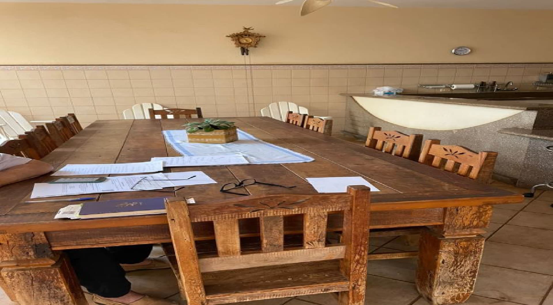 01 mesa de madeira com 10 cadeiras de madeira - leilão judicial - Não informado BR - lance mínimo R$ 1.803