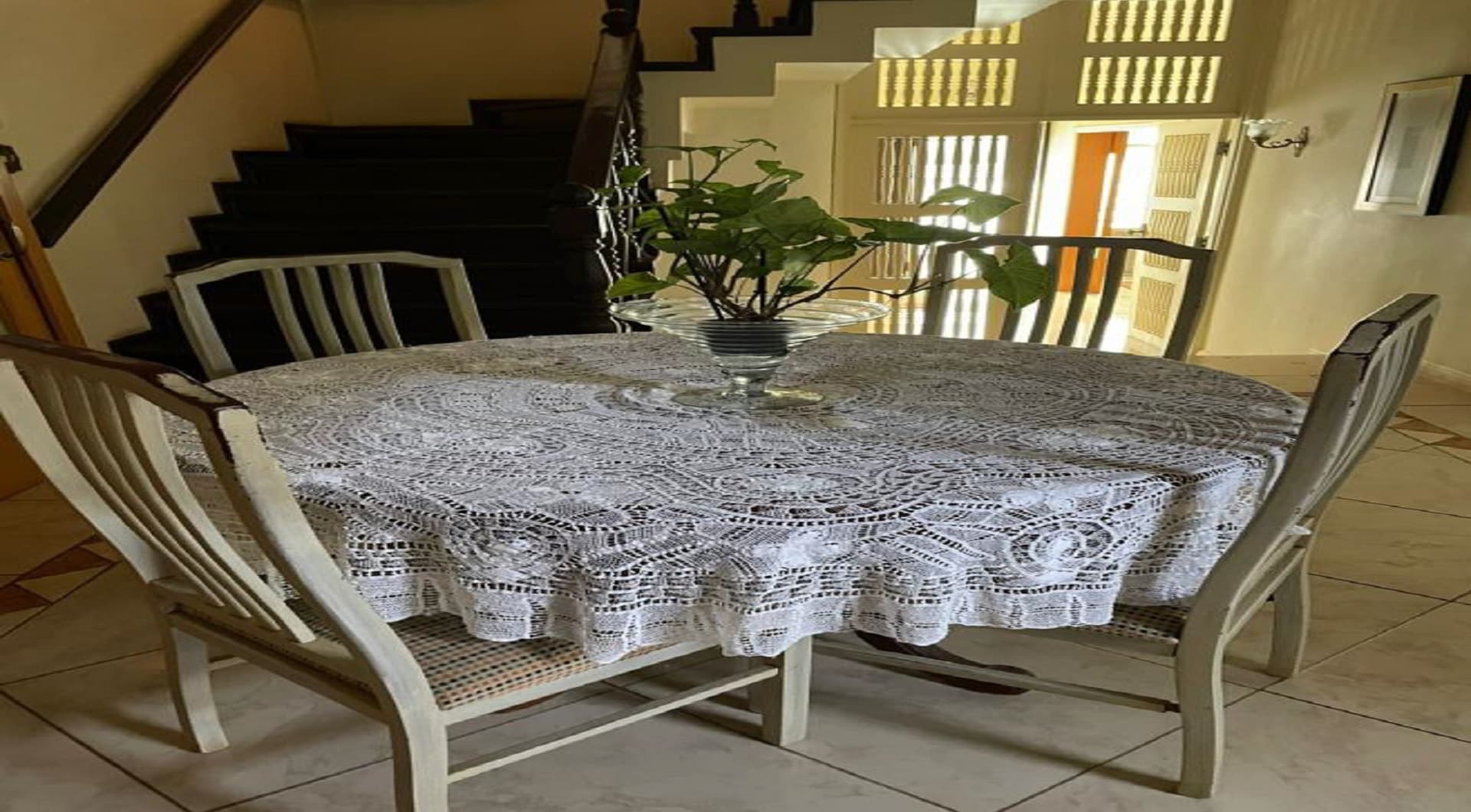 01 mesa redonda com 04 cadeiras - leilão judicial - Não informado BR - lance mínimo R$ 481