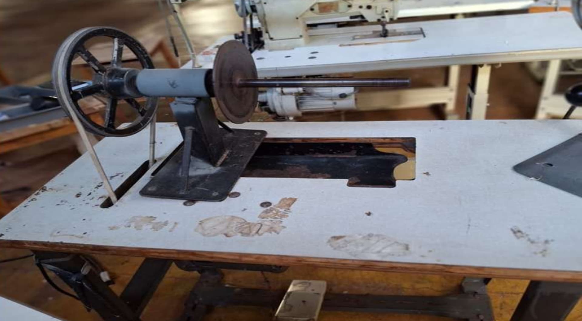 01 máquina de cortar tecido, marca Km Mack - leilão judicial - Não informado BR - lance mínimo R$ 1.024