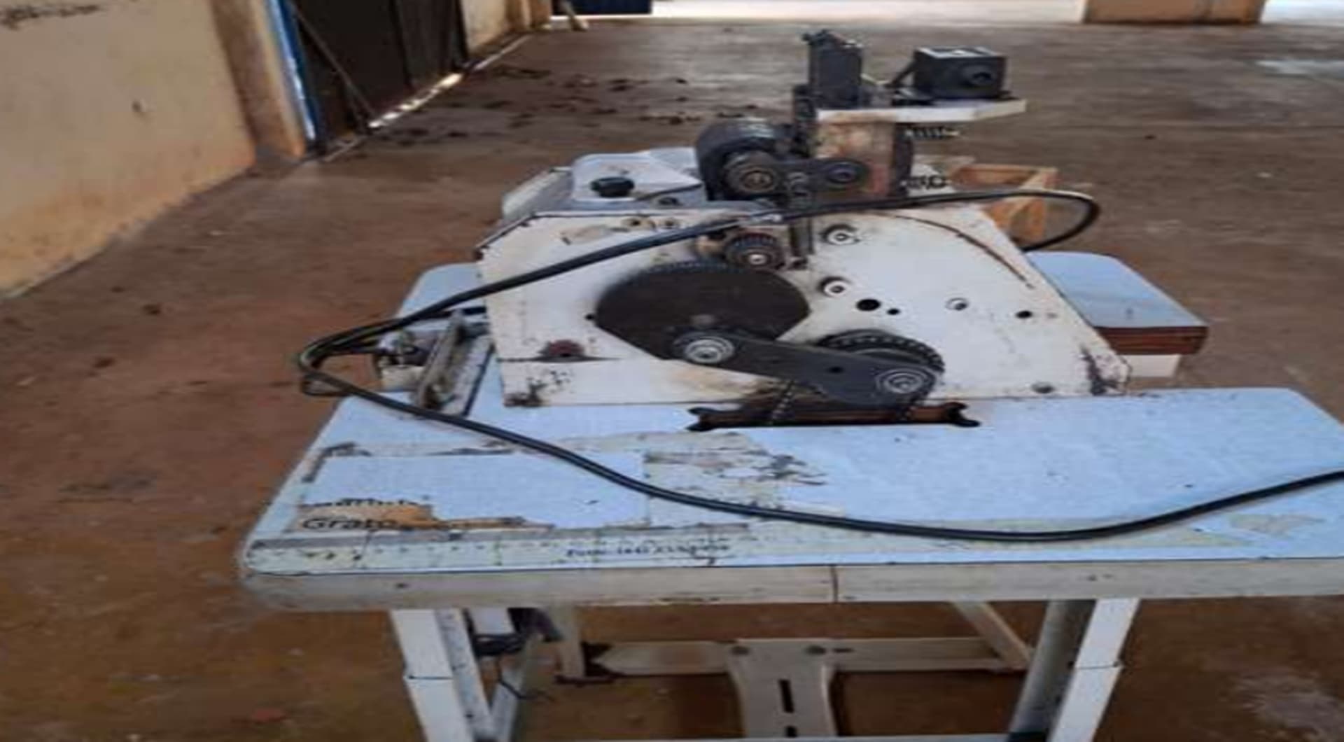 01 máquina de cortar passante/fita, guilhotina - leilão judicial - Não informado BR - lance mínimo R$ 959