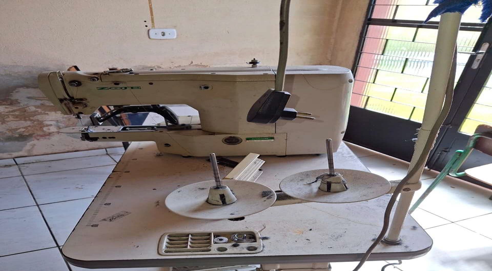 01 máquina de costura travete, marca Zoje - leilão judicial - Não informado BR - lance mínimo R$ 2.000