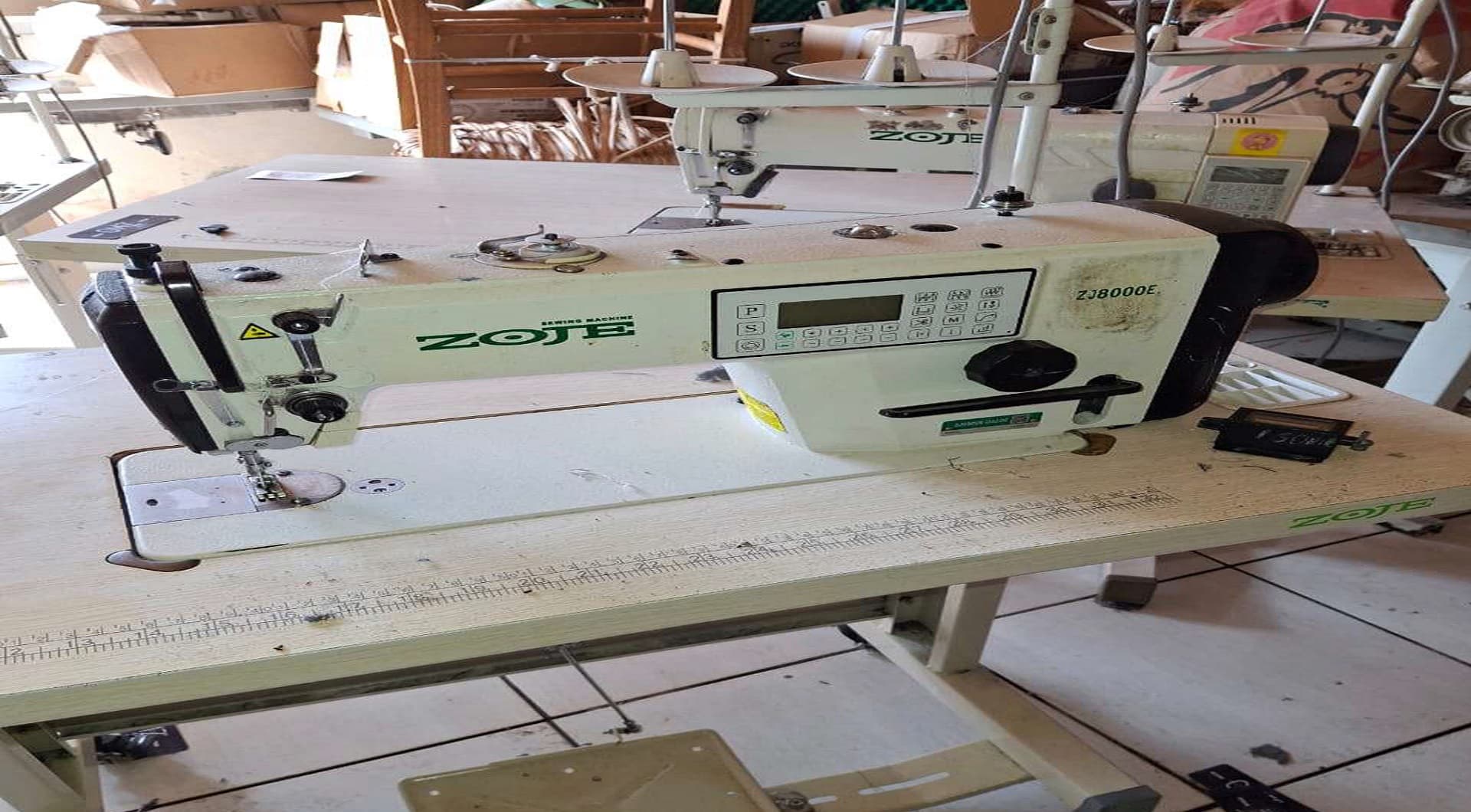 01 máquina de costura reta, marca Zoje - leilão judicial - Não informado BR - lance mínimo R$ 1.200