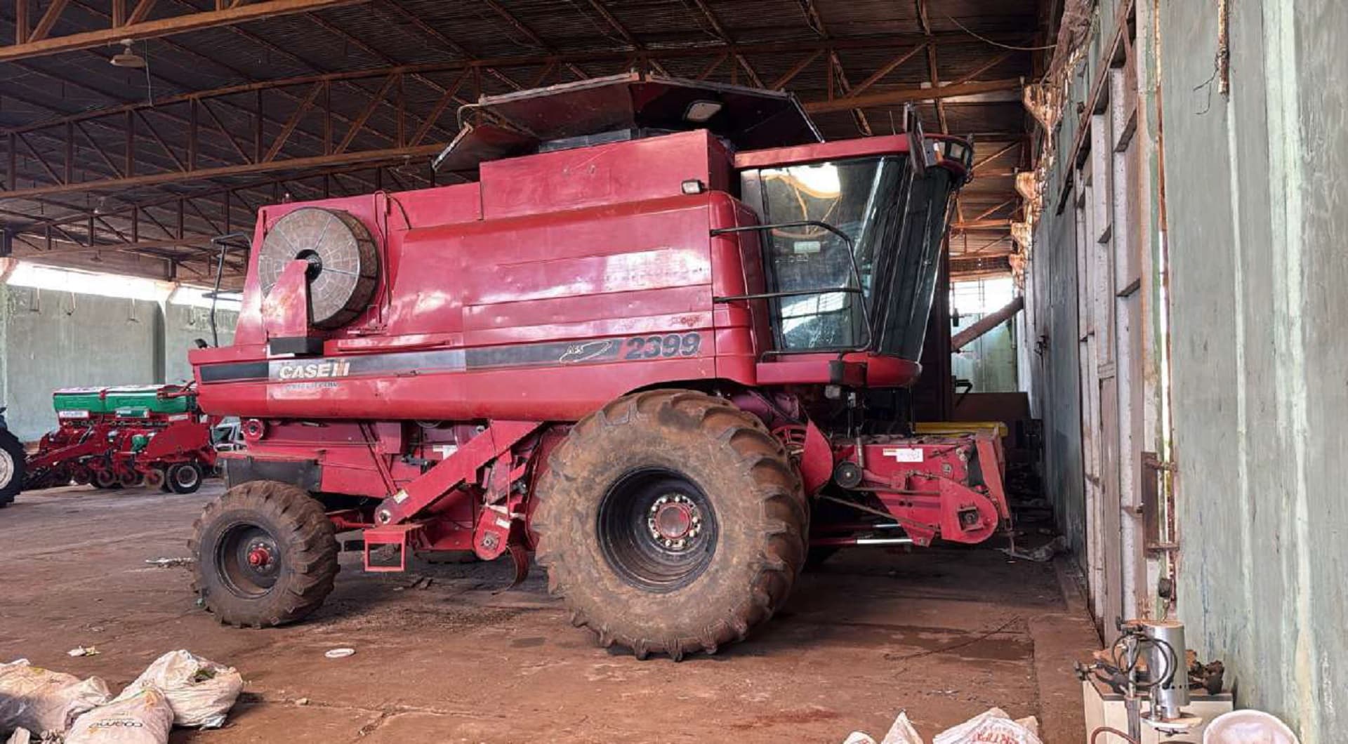 01 colheitadeira Case, modelo 2399 - leilão judicial - Não informado BR - lance mínimo R$ 245.000