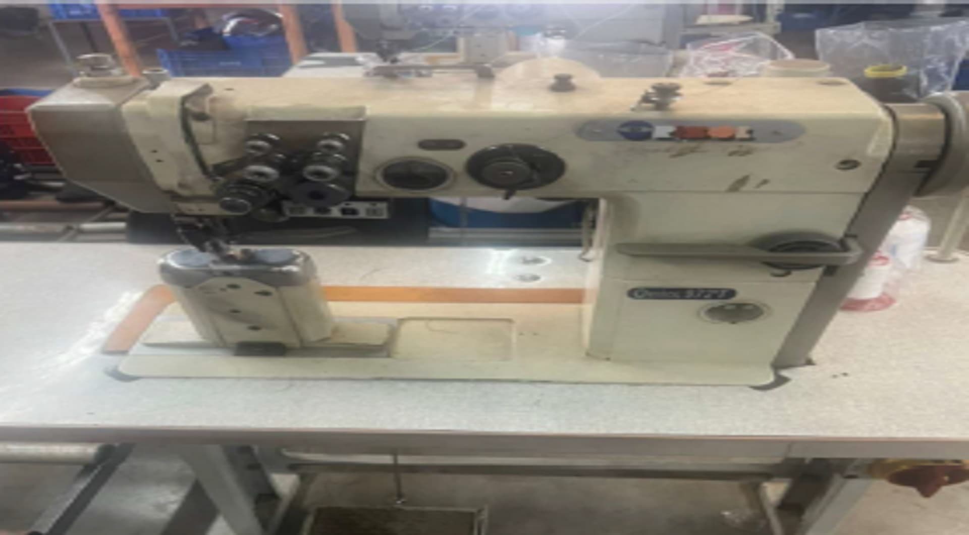 02 máquinas de costura industrial de coluna, marca Orisol - leilão judicial - Não informado BR - lance mínimo R$ 8.500