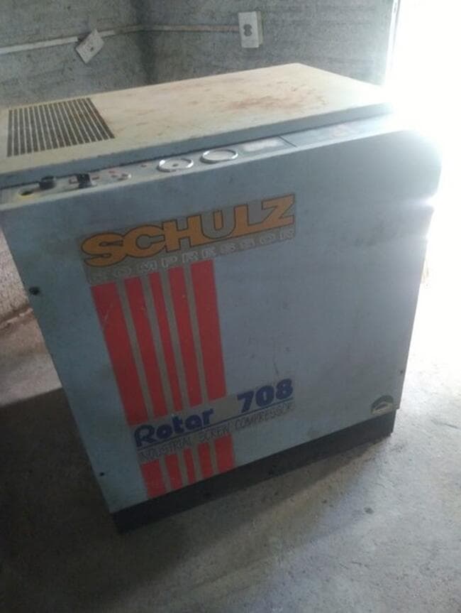 Um compressor de ar tipo parafuso, marca Schulz - leilão judicial - Não informado BR - lance mínimo R$ 6.500
