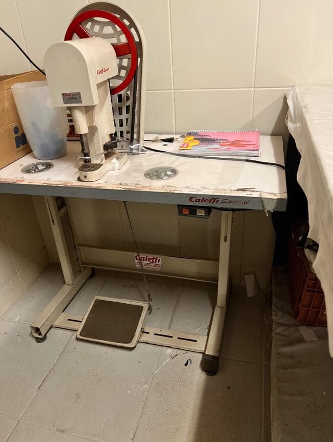 Uma máquina de pregar botões e ilhós - leilão judicial - Não informado BR - lance mínimo R$ 500